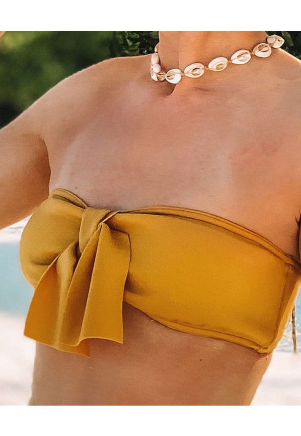 SUSAN SWIMWEAR - Góra od bikini Bow Sand. Kolor: żółty. Materiał: tkanina, satyna. Wzór: aplikacja