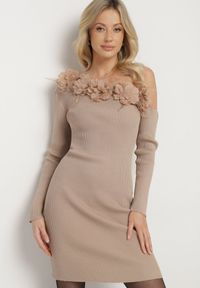 Born2be - Beżowa Sweterkowa Sukienka z Wiskozą o Asymetrycznym Kroju z Kwiatami 3D i Piórami Nellyra. Kolor: beżowy. Materiał: wiskoza. Wzór: kwiaty. Typ sukienki: asymetryczne #1