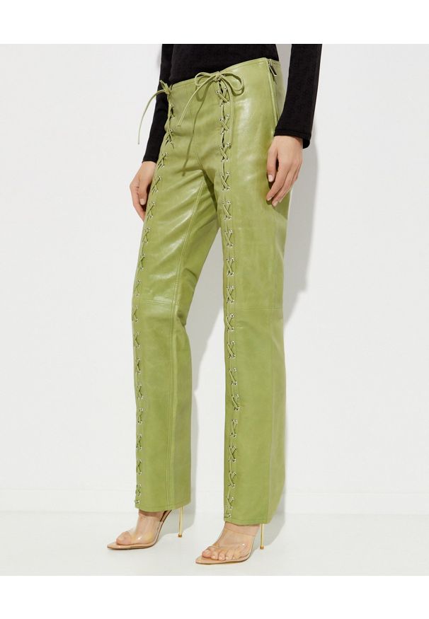 SAKS POTTS - Zielone spodnie Christina. Stan: podwyższony. Kolor: zielony. Wzór: aplikacja