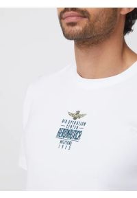 Biały t-shirt z nadrukiem A.O.C Aeronautica Militare. Kolor: biały. Materiał: elastan, bawełna. Wzór: nadruk