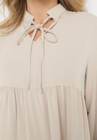 Born2be - Beżowa Rozkloszowana Sukienka z Falbanką Uxaria. Typ kołnierza: kołnierz z falbankami. Kolor: beżowy. Długość rękawa: długi rękaw. Wzór: aplikacja. Styl: elegancki #6