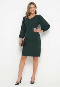 Born2be - Ciemnozielona Dopasowana Sukienka z Dekoltem w Serek Zinnaira. Okazja: na spotkanie biznesowe. Typ kołnierza: dekolt w serek. Kolor: zielony. Styl: klasyczny, elegancki, biznesowy #4