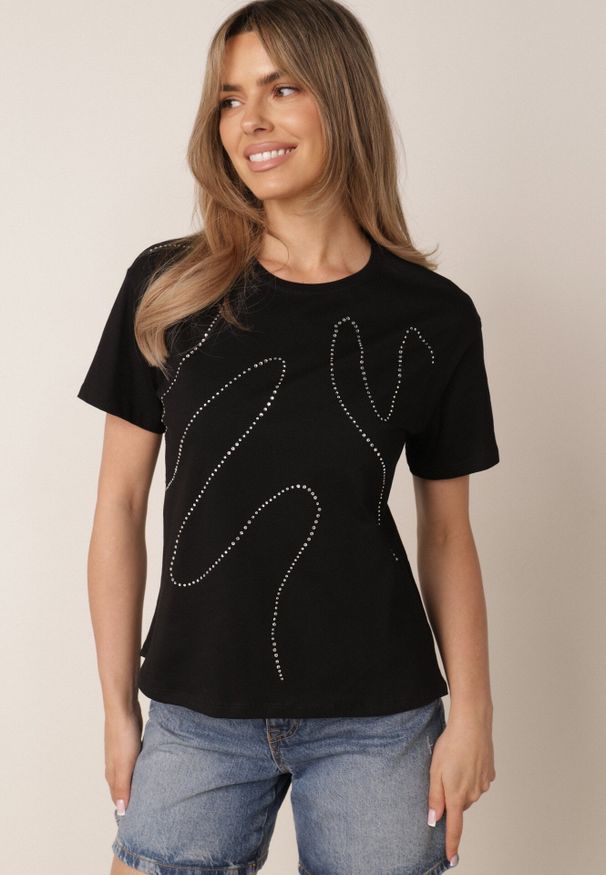 Born2be - Czarny Bawełniany T-shirt Ozdobiony Cyrkoniami Monomene. Okazja: na co dzień. Kolor: czarny. Materiał: bawełna. Wzór: aplikacja. Styl: elegancki, casual