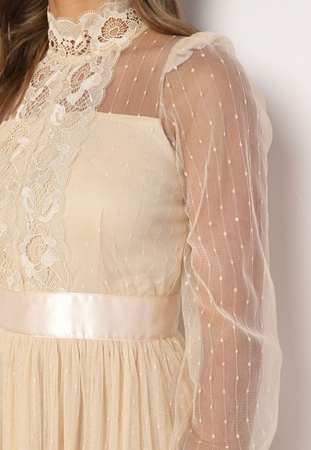 Born2be - Jasnobeżowa Rozkloszowana Sukienka Maxi z Siateczki Ozdobiona Koronką Vireln. Kolor: beżowy. Materiał: koronka. Wzór: aplikacja, koronka. Długość: maxi