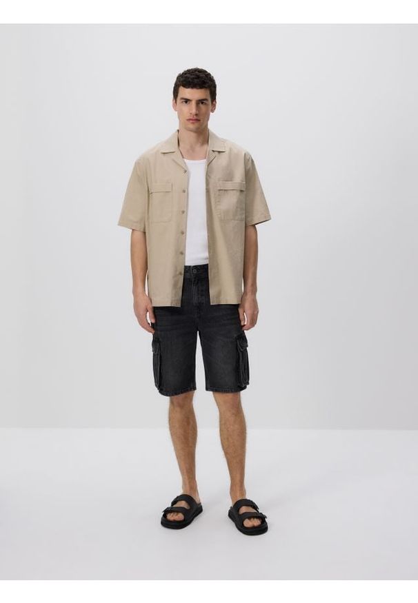 Reserved - Jeansowe szorty cargo - czarny. Kolor: czarny. Materiał: jeans