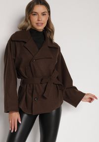 Born2be - Brązowy Krótki Płaszcz z Wiskozą o Pudełkowym Kroju z Wiązanym Paskiem i Kołnierzem Tusilia. Okazja: na co dzień. Kolor: brązowy. Materiał: wiskoza. Długość: krótkie. Styl: casual, klasyczny #1