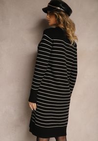 Renee - Czarna Dzianinowa Sukienka z Wiskozą Zdobiona Wzorem w Paski i Ściągaczami Delwenna. Okazja: na co dzień. Kolor: czarny. Materiał: dzianina, wiskoza. Długość rękawa: długi rękaw. Wzór: aplikacja, paski. Typ sukienki: kopertowe, proste. Styl: elegancki, casual #5