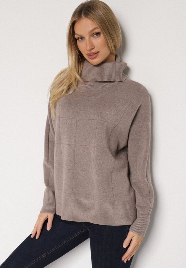 Born2be - Ciemnobeżowy Golf w Klasycznym Stylu Linagela. Typ kołnierza: golf. Kolor: beżowy. Materiał: jeans. Styl: klasyczny