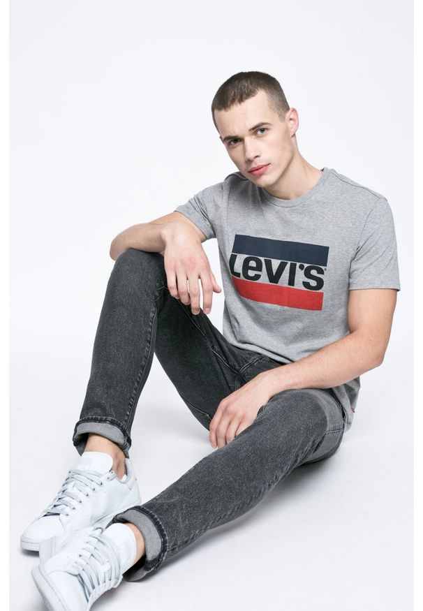 Levi's® - Levi's - T-shirt. Okazja: na co dzień, na spotkanie biznesowe. Kolor: szary. Materiał: dzianina. Wzór: melanż, nadruk. Styl: biznesowy, casual