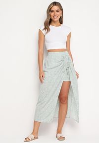 Born2be - Jasnozielona Spódnica z Gumką w Pasie Rozcięciem i Marszczeniem Arrethea. Okazja: na co dzień. Kolor: zielony. Wzór: kwiaty. Styl: elegancki, casual #3