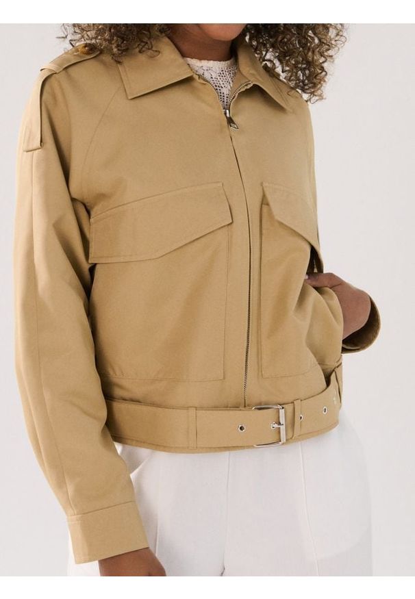 Sinsay - Krótki trencz z paskiem - brązowy. Kolor: brązowy. Długość: krótkie