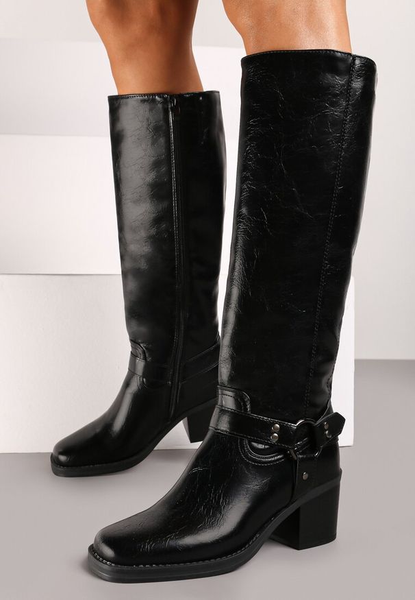 Born2be - Czarne Kozaki na Słupku z Ozdobną Okrągłą Klamerką Ezista. Okazja: na co dzień, na spotkanie biznesowe. Nosek buta: okrągły. Zapięcie: klamry. Kolor: czarny. Materiał: lakier, dzianina, materiał. Obcas: na słupku. Styl: biznesowy, casual, elegancki