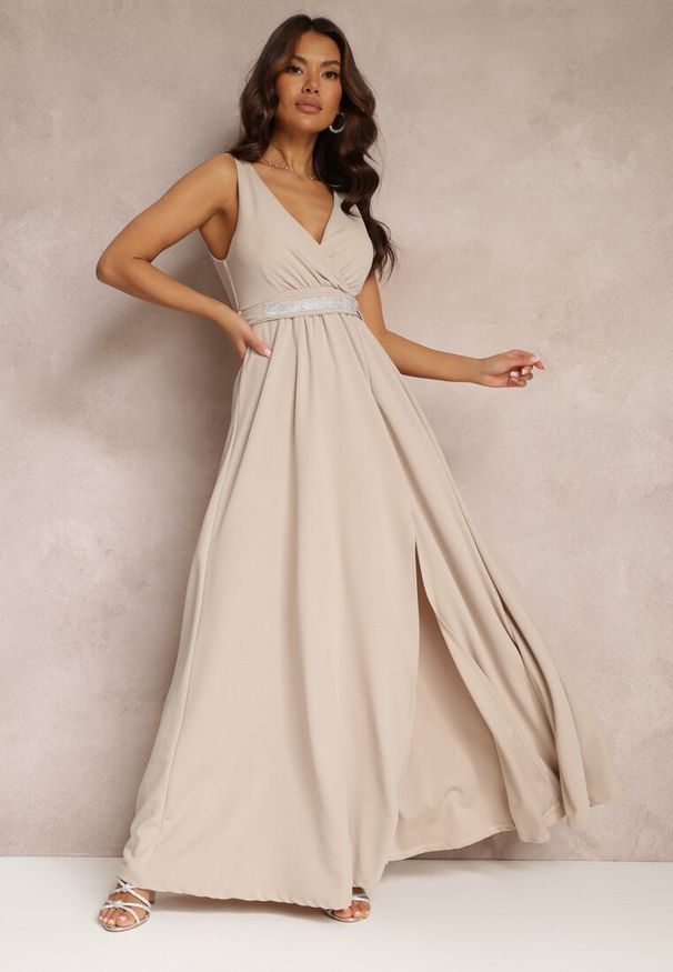 Renee - Jasnobeżowa Rozkloszowana Sukienka z Wycięciem i Paskiem w Cyrkonie Elineta. Kolor: beżowy. Materiał: materiał. Styl: elegancki