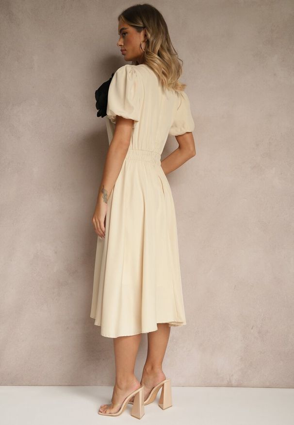 Renee - Beżowa Rozkloszowana Sukienka Vices Ozdobiona Odpinanym Kwiatem 3D Koleira. Okazja: na co dzień. Kolor: beżowy. Wzór: aplikacja, kwiaty. Styl: casual, klasyczny