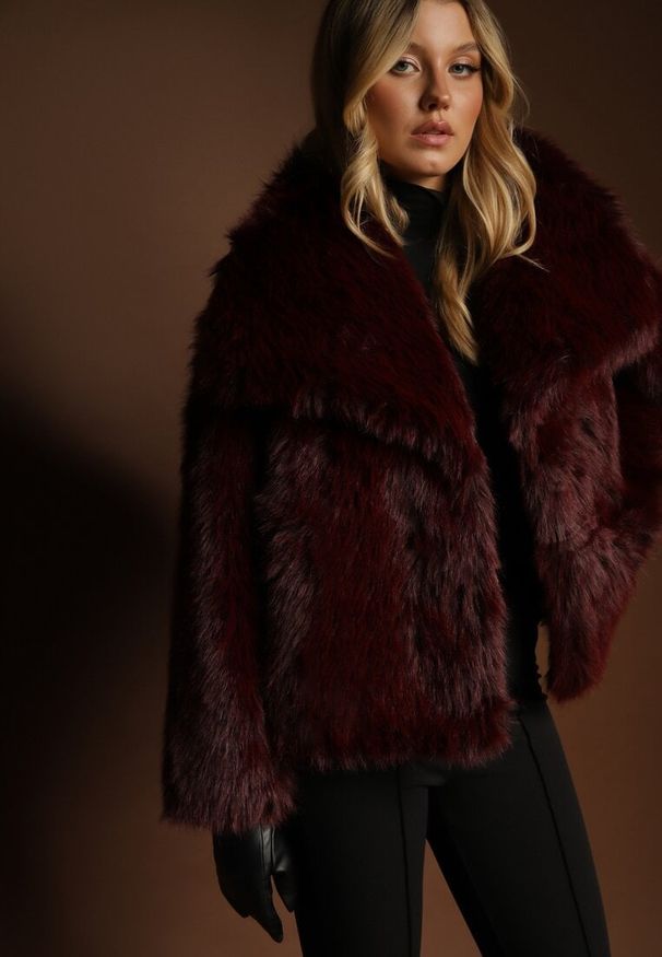 Renee - Bordowa Kurtka Futro z Długim Włosiem Zelita. Okazja: na imprezę, na co dzień. Kolor: czerwony. Materiał: futro. Długość: długie. Styl: casual, elegancki