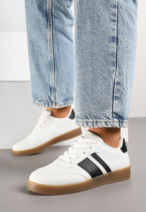 Renee - Białe Sneakersy Typu Tenisówki Ozdobione Paskami Amolana. Okazja: na co dzień. Zapięcie: pasek. Kolor: biały. Materiał: jeans. Wzór: aplikacja