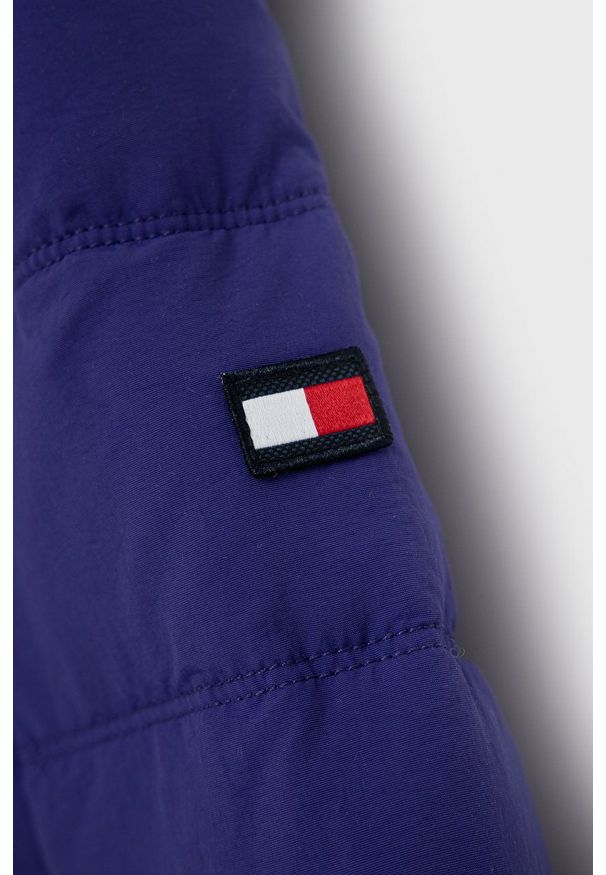 TOMMY HILFIGER - Tommy Hilfiger Kurtka dziecięca kolor fioletowy. Okazja: na co dzień. Kolor: fioletowy. Materiał: poliester. Styl: casual