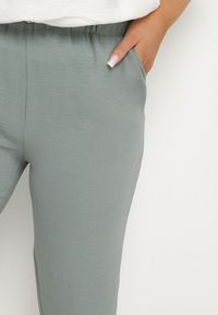 Born2be - Ciemnozielone Spodnie z Gumką w Pasie 7/8 Tenimira. Okazja: na co dzień, na spacer. Kolekcja: plus size. Kolor: zielony. Styl: klasyczny, elegancki, casual #3