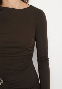 Born2be - Brązowa Sukienka Koktajlowa z Aplikacją z Marszczeniem na Biodrach Rariana. Okazja: na randkę, na imprezę. Kolor: brązowy. Długość rękawa: długi rękaw. Wzór: aplikacja. Styl: wizytowy #3