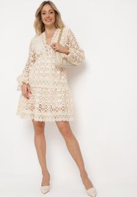 Born2be - Beżowa Sukienka Mellathe. Kolor: beżowy. Materiał: materiał, koronka. Długość rękawa: długi rękaw. Wzór: ażurowy, aplikacja. Styl: wizytowy. Długość: mini #5