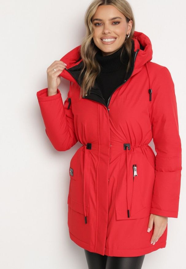 Born2be - Czerwona Kurtka Parka z Kapturem Ściągana w Pasie Semielin. Okazja: na co dzień, na spacer. Typ kołnierza: kaptur. Kolor: czerwony. Styl: elegancki, casual