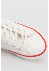 Lee Cooper Trampki damskie kolor biały. Nosek buta: okrągły. Zapięcie: sznurówki. Kolor: biały. Szerokość cholewki: normalna. Obcas: na koturnie