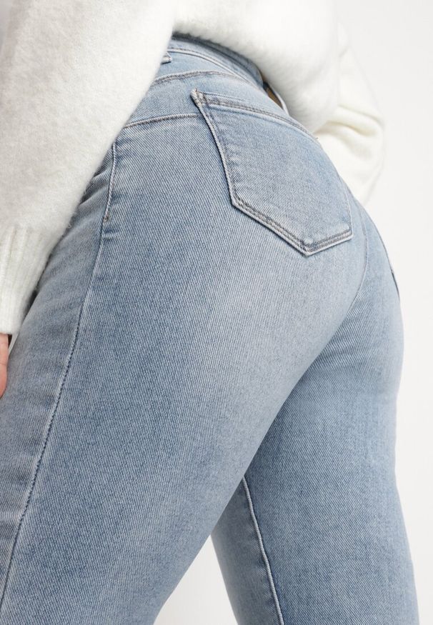 Born2be - Jasnoniebieskie Dopasowane Bawełniane Jeansy z Efektem Push-Up Arisane. Okazja: na co dzień. Kolor: niebieski. Długość: długie. Styl: elegancki, casual