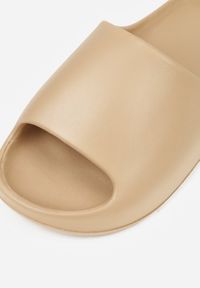 Born2be - Ciemnobeżowe Piankowe Klapki z Szerokim Paskiem Jaspera. Okazja: do domu, na plażę. Kolor: beżowy. Materiał: dresówka. Styl: klasyczny #5