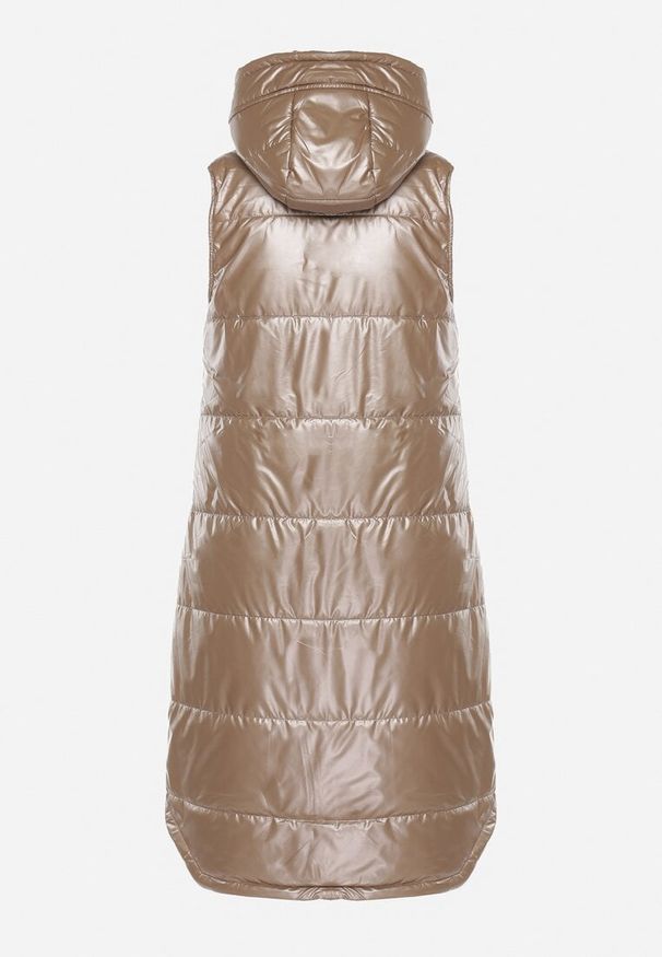 Born2be - Ciemnobeżowa Długa Kamizelka z Kapturem Ozdobiona Imitacją Kieszeni Mavaria. Typ kołnierza: kaptur. Kolor: beżowy. Materiał: jeans. Długość: długie. Wzór: aplikacja. Sezon: wiosna, jesień. Styl: elegancki, sportowy, klasyczny