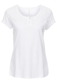 Shirt z ażurowym wzorem bonprix biały. Kolor: biały. Długość rękawa: krótki rękaw. Długość: krótkie. Wzór: ażurowy #1