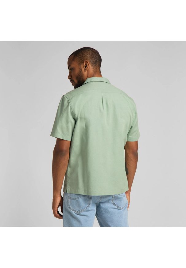 Lee - MĘSKA KOSZULA MATERIAŁOWA LEE SS RESORT SHIRT GRANITE GREEN L67PKWQN 112116916. Materiał: materiał
