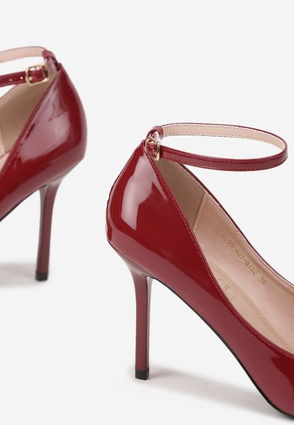 Born2be - Bordowe Lakierowane Szpilki Vices ze Skórzaną Wkładką i Paskiem przy Kostce Alendde. Okazja: na wesele, na ślub cywilny, do pracy, na spotkanie biznesowe. Nosek buta: szpiczasty. Zapięcie: pasek. Kolor: czerwony. Materiał: lakier, skóra. Obcas: na szpilce. Styl: biznesowy, elegancki. Wysokość obcasa: średni