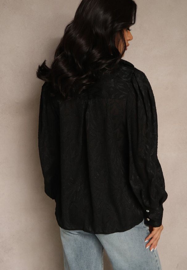 Renee - Czarna Koszula w Klasycznym Stylu Nalelite. Okazja: na co dzień, na spotkanie biznesowe, do pracy. Kolor: czarny. Materiał: jeans. Styl: klasyczny