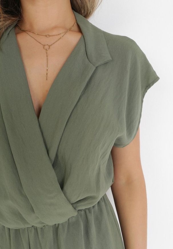 Born2be - Ciemnozielony Kombinezon z Krótkimi Nogawkami i Kopertowym Dekoltem z Wiskozy Polisse. Kolor: zielony. Materiał: wiskoza. Długość: krótkie. Sezon: wiosna, lato