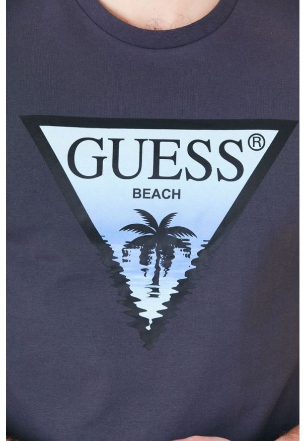 Guess - GUESS Grafitowy t-shirt męski z logo z palmą. Kolor: szary. Wzór: nadruk
