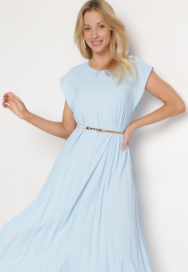 Born2be - Niebieska Plisowana Sukienka z Krótkim Rękawem Nlea. Kolor: niebieski. Długość rękawa: krótki rękaw