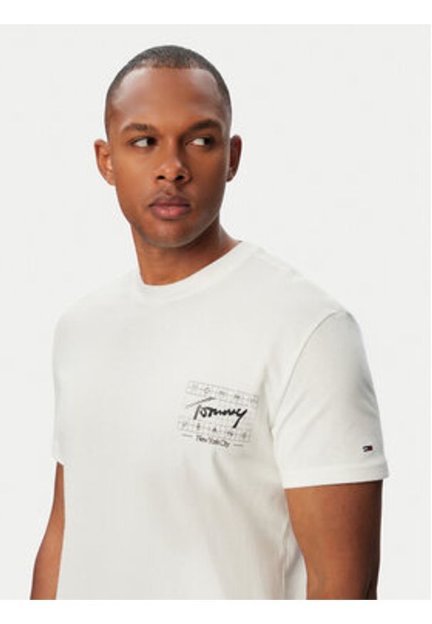Tommy Jeans T-Shirt Sign DM0DM23177 Kremowy Regular Fit. Kolor: kremowy. Materiał: bawełna