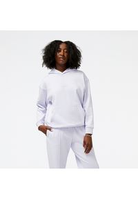 Bluza damska New Balance WT23554LIA – fioletowa. Typ kołnierza: kaptur. Kolor: fioletowy. Materiał: dresówka, prążkowany, bawełna, materiał