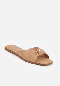 Born2be - Ciemnobeżowe Płaskie Klapki z Metaliczną Aplikacją na Marszczonym Pasku Lilaya. Okazja: na co dzień. Kolor: beżowy. Materiał: len. Wzór: aplikacja. Styl: casual, elegancki #7