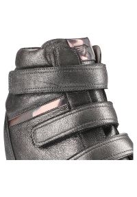 Sneakersy damskie Karino, lakierowana skóra naturalna zapinana na trzy rzepy i na płaskim obcasie, srebrno-szare, 1694-127-P. Okazja: na co dzień. Zapięcie: rzepy. Kolor: srebrny. Materiał: skóra, lakier. Szerokość cholewki: normalna. Obcas: na obcasie. Styl: casual, sportowy. Wysokość obcasa: niski #2