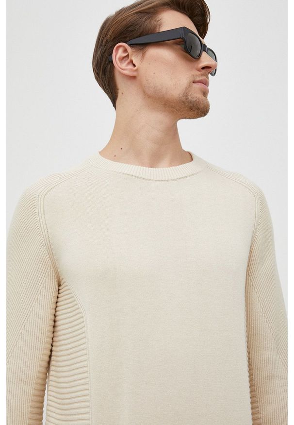 Hugo - HUGO sweter z domieszką wełny 50465215 męski kolor beżowy lekki. Okazja: na co dzień. Kolor: beżowy. Materiał: wełna. Długość rękawa: długi rękaw. Długość: długie. Styl: casual