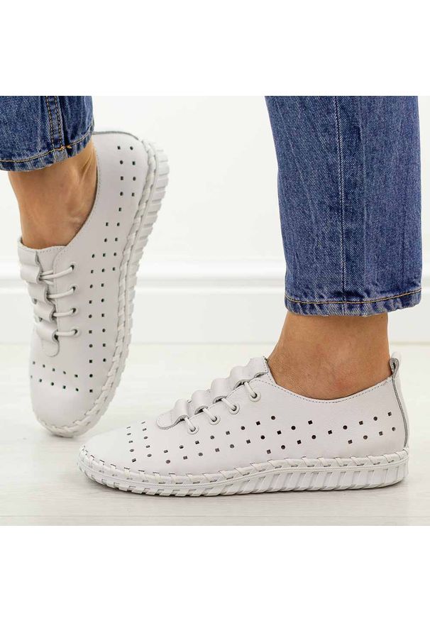 Białe ażurowane skórzane półbuty damskie T.Sokolski w26-02. Kolor: biały. Materiał: skóra. Szerokość cholewki: normalna. Sezon: wiosna, jesień, lato. Styl: klasyczny