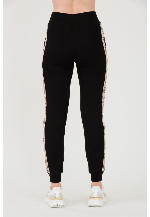 Guess - GUESS Czarne dresowe spodnie Britney Jogger. Kolor: czarny. Materiał: dresówka