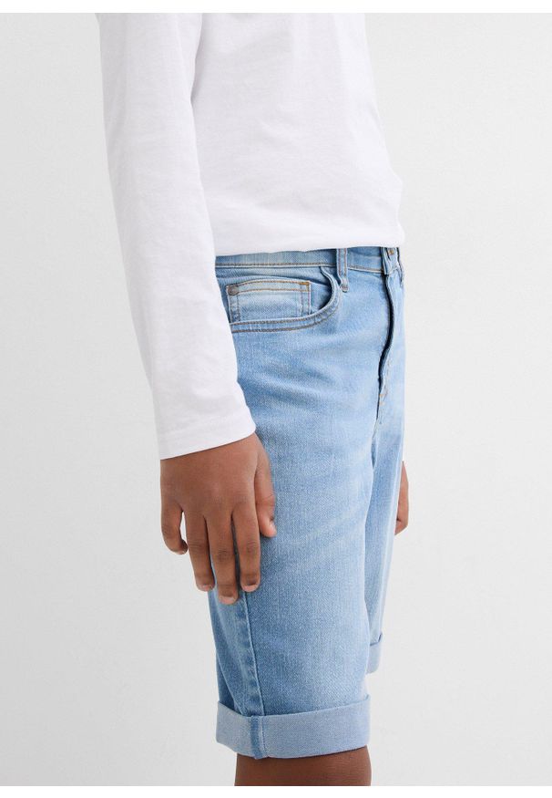 bonprix - Bermudy jeansowe chłopięce ze stretchem, z regulowanym paskiem, slim fit. Okazja: na co dzień. Kolor: niebieski. Styl: casual