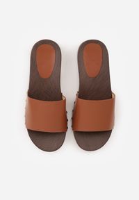 Born2be - Brązowe Klapki w Klasycznym Stylu z Nitami Talove. Okazja: na co dzień. Kolor: brązowy. Styl: klasyczny #9