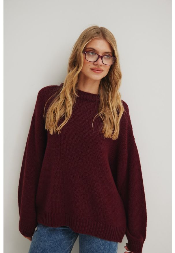 Marsala - Sweter oversize z bufiastym rękawem w kolorze MARSALA - RIVERO. Okazja: na co dzień. Materiał: wełna, akryl. Sezon: zima, lato, jesień, wiosna. Styl: casual