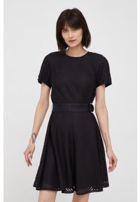 DKNY - Dkny sukienka kolor czarny mini rozkloszowana. Kolor: czarny. Materiał: tkanina. Długość rękawa: krótki rękaw. Długość: mini