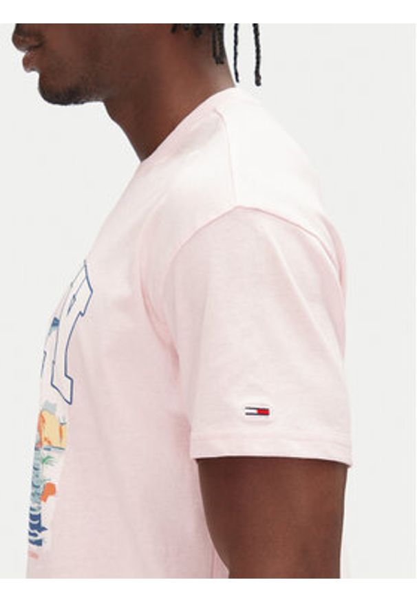 Tommy Jeans T-Shirt Arch Sailing DM0DM21867 Różowy Relaxed Fit. Kolor: różowy. Materiał: bawełna