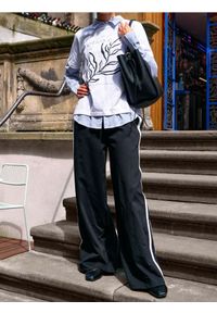 Sinsay - Spodnie dresowe z lampasami - czarny. Kolor: czarny. Materiał: dresówka #1