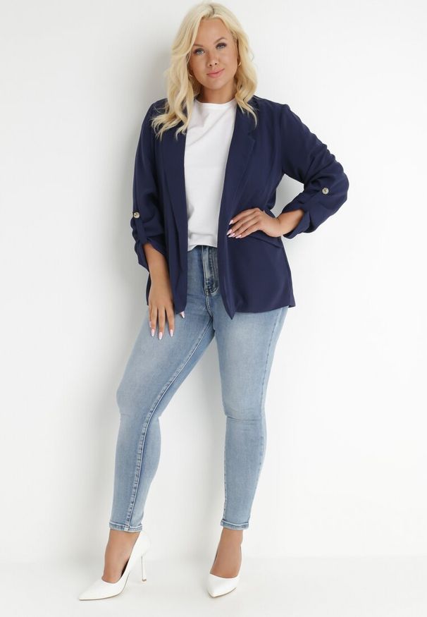 Born2be - Granatowa Marynarka Oreithousa. Okazja: do pracy, na imprezę. Kolekcja: plus size. Kolor: niebieski. Materiał: tkanina. Długość rękawa: długi rękaw. Długość: długie. Styl: klasyczny, elegancki